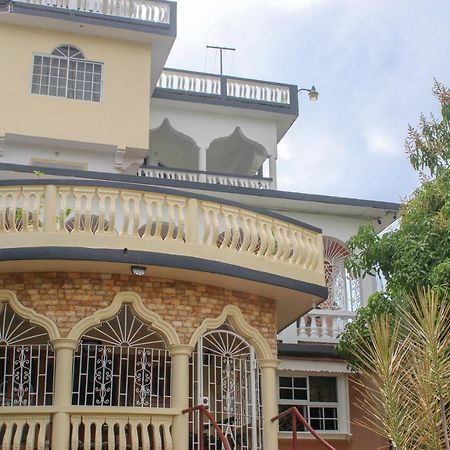 Van Villa Guesthouse Negril Exterior photo