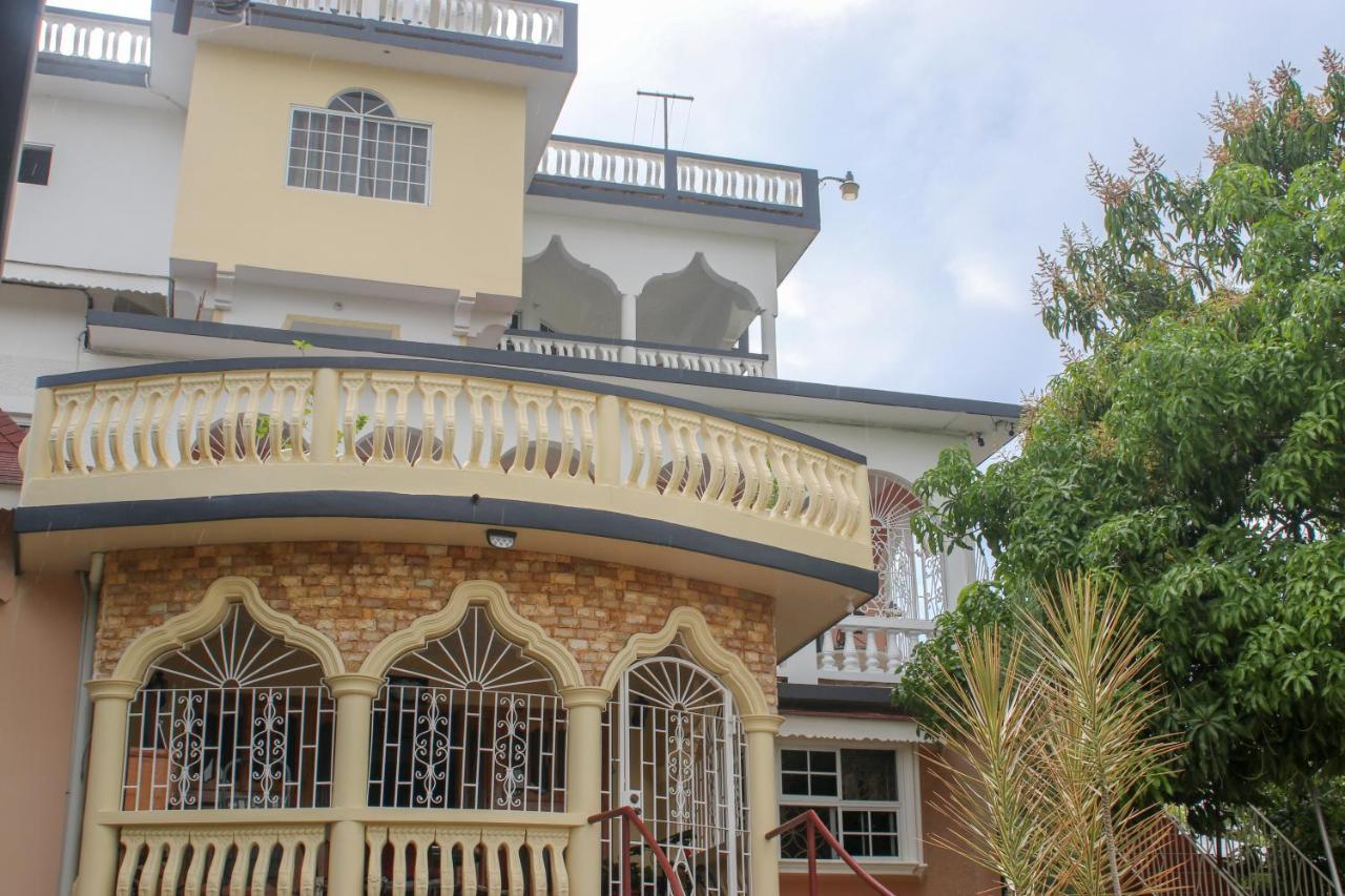 Van Villa Guesthouse Negril Exterior photo