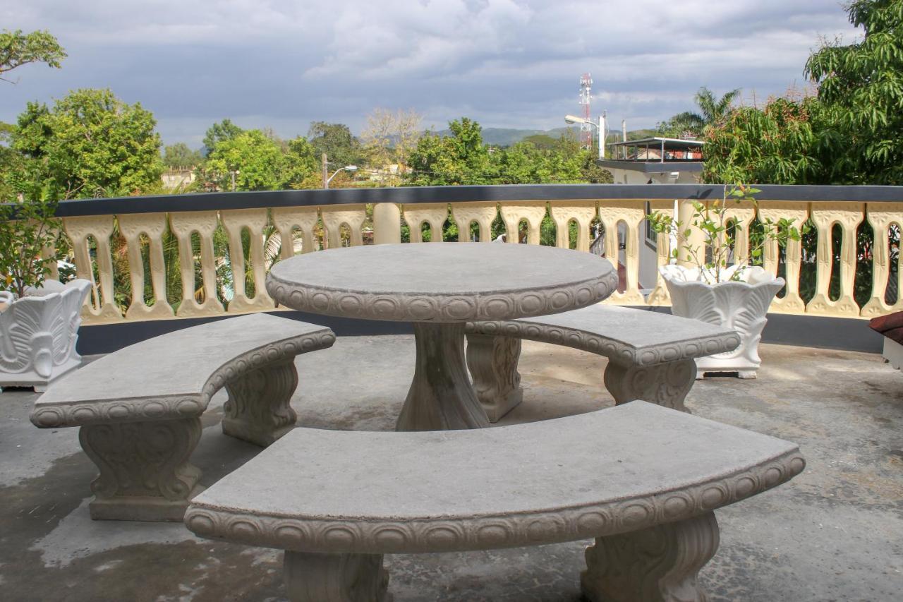 Van Villa Guesthouse Negril Exterior photo