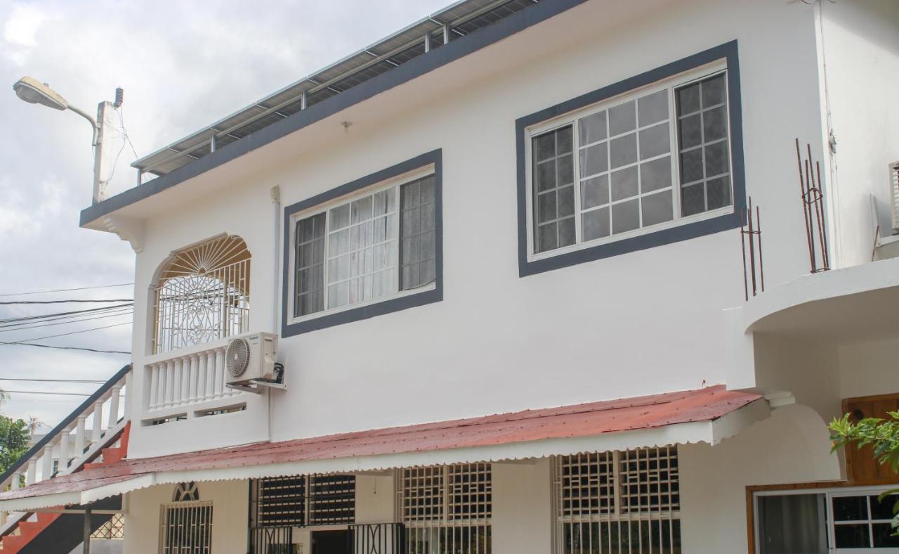 Van Villa Guesthouse Negril Exterior photo