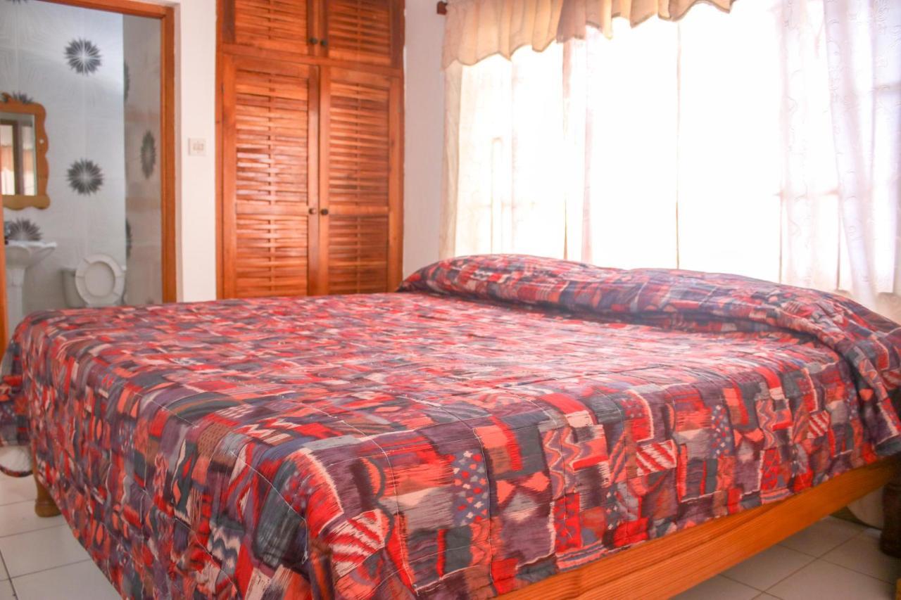 Van Villa Guesthouse Negril Exterior photo