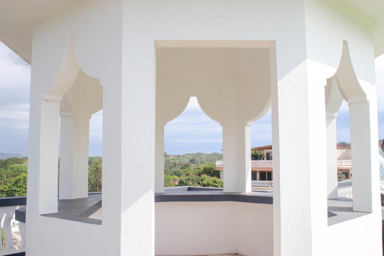 Van Villa Guesthouse Negril Exterior photo